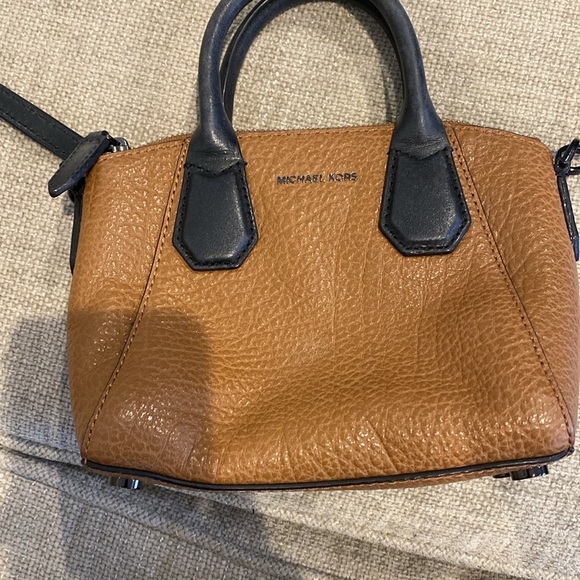 💕MICHAEL KORS HANDBAG 💕 - Picture 4 of 12